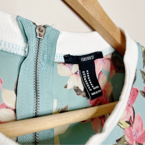 Forever 21 Floral Top - Picture 4 of 7